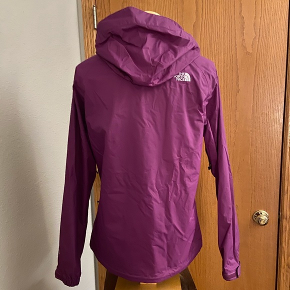 North Face Wind Breaker - Picture 4 of 10